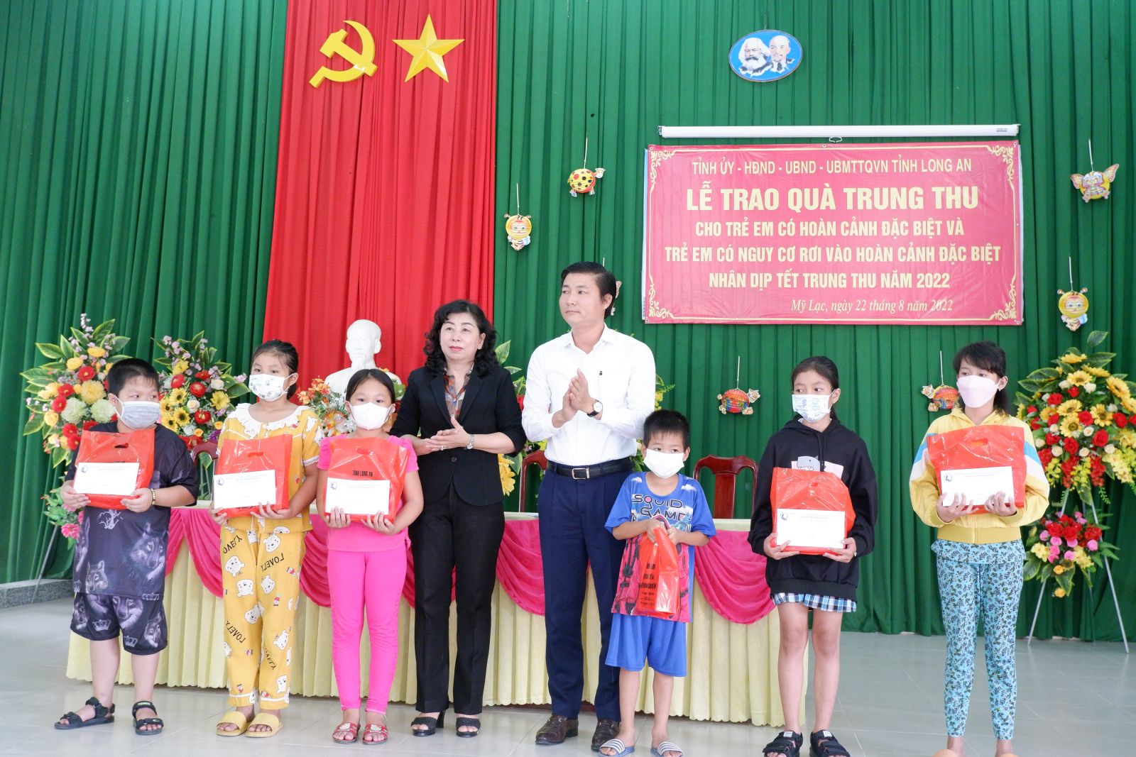 Bí thư Tỉnh ủy - Nguyễn Văn Được tặng quà trung thu cho trẻ em huyện Thủ Thừa và Bến Lức