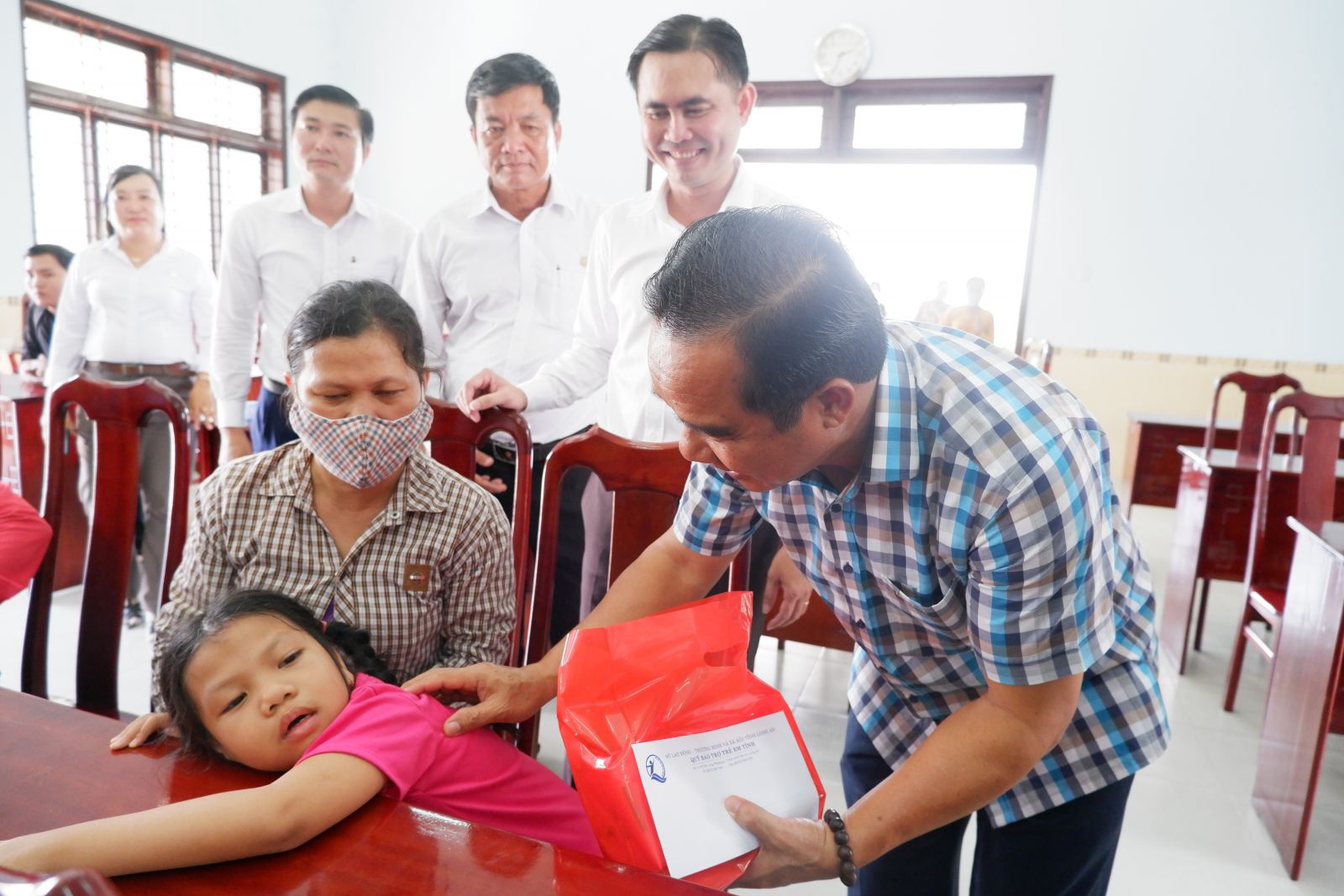 Bí thư Tỉnh ủy - Nguyễn Văn Được tặng quà trung thu cho trẻ em huyện Thủ Thừa và Bến Lức