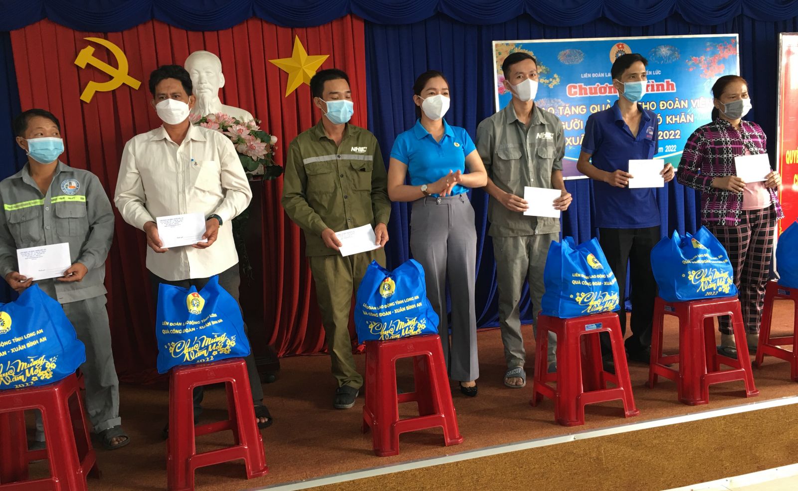 Nữ cán bộ Công đoàn tiêu biểu, xuất sắc nhận giải thưởng Nguyễn Văn Linh