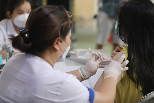 Nhân viên y tế tiêm vaccine cho học sinh. (Ảnh: Minh Quyết/TTXVN)