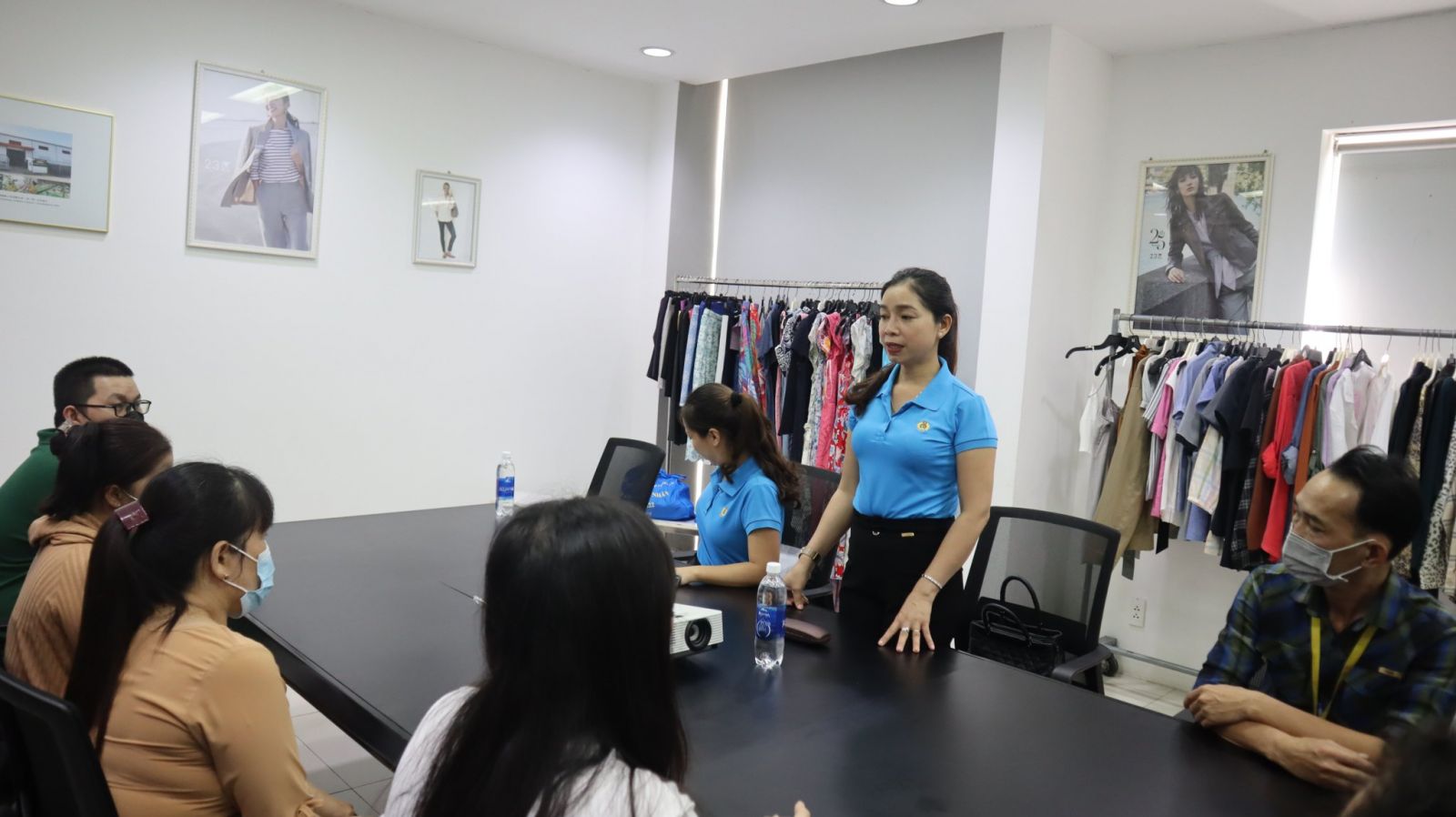 Nữ cán bộ Công đoàn tiêu biểu, xuất sắc nhận giải thưởng Nguyễn Văn Linh