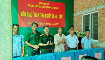 Bàn giao 9 căn nhà 'Tình nghĩa quân - dân' tại  huyện Thạnh Hóa