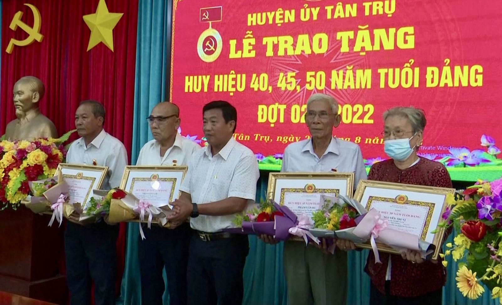 Tân Trụ trao Huy hiệu Đảng cho Đảng viên cao niên đợt 02/9