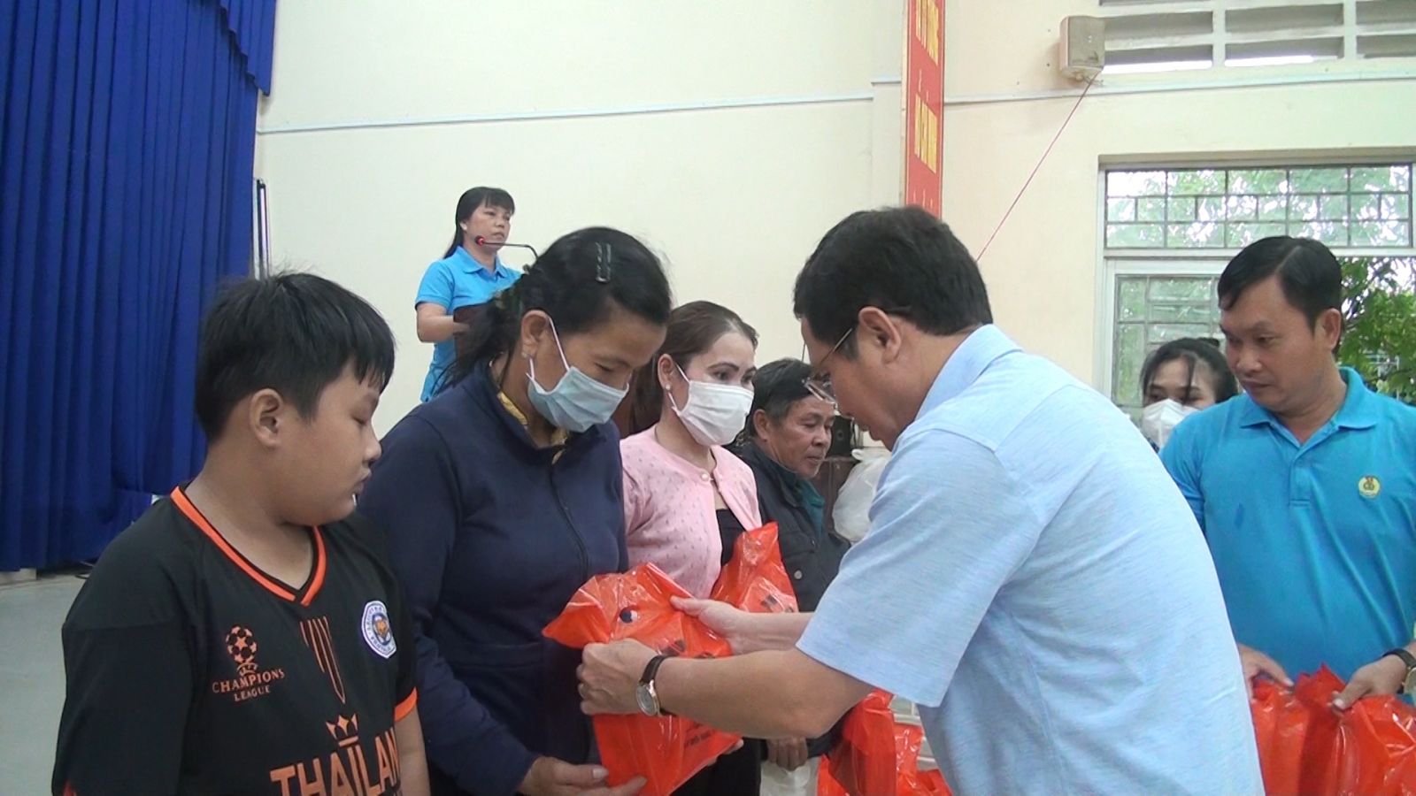 Phó Chủ tịch HĐND tỉnh - Mai Văn Nhiều trao quà trung thu cho trẻ em có hoàn cảnh đặc biệt khó khăn