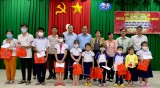 Phó Chủ tịch UBND tỉnh - Nguyễn Minh Lâm tặng quà trung thu cho trẻ em huyện Châu Thành