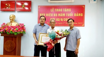 Tỉnh ủy Long An trao tặng Huy hiệu 65 năm tuổi Đảng cho đảng viên tại Kiến Tường