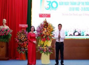 Thị trấn Tân Thạnh kỷ niệm 30 năm thành lập Thị trấn Tân Thạnh kỷ niệm 30 năm thành lập