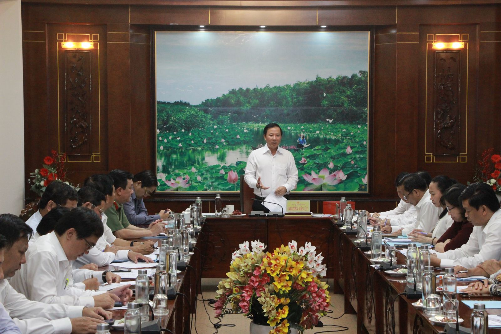 Chairman of the Provincial People's Committee - Nguyen Van Ut speaks to direct at the meeting
