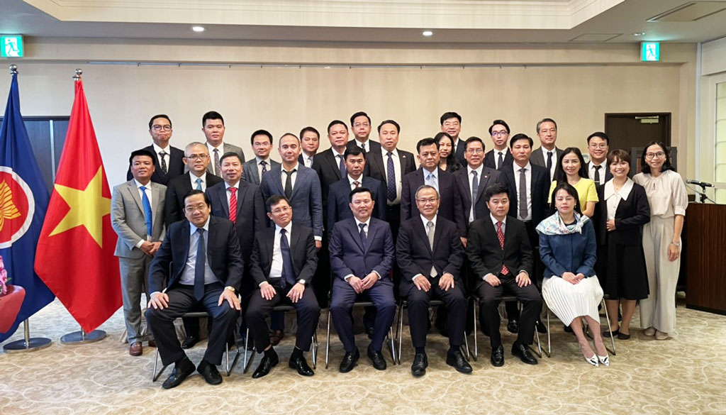 The delegation of Long An province take souvenir photos with the Ambassador Extraordinary and Plenipotentiary of Vietnam in Japan and the staff of the Embassy