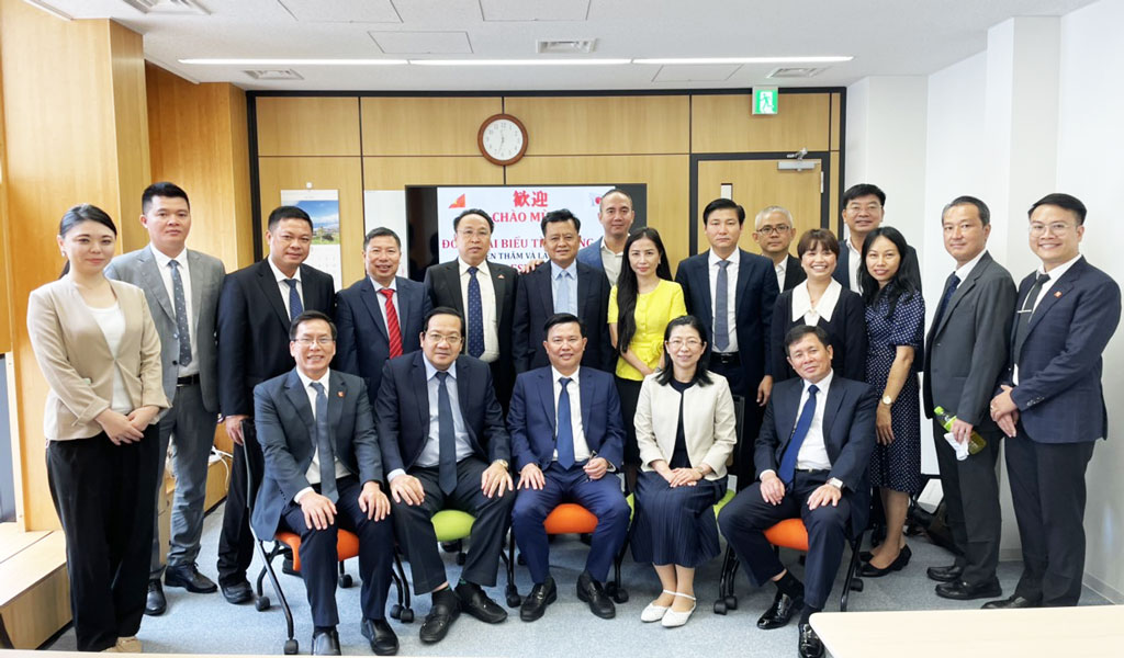 The delegation take souvenir photos with leaders and employees of Esuhai Company Office in Tokyo