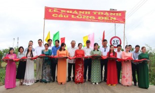 Nguyên Phó thủ tướng Thường trực Chính phủ - Trương Hòa Bình dự khánh thành cầu Lồng Đèn tại huyện Thủ Thừa