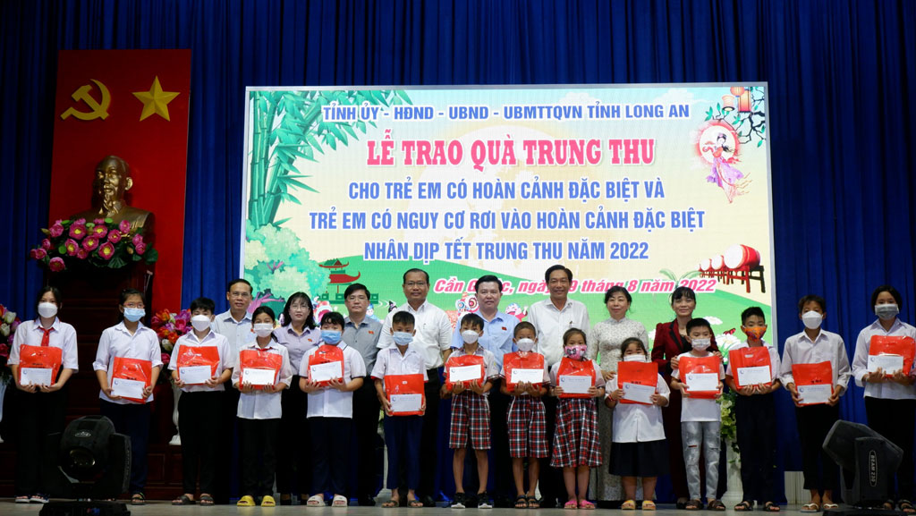 Mang Trung thu đến với trẻ em nghèo