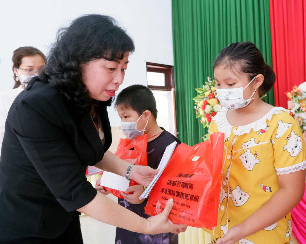 Mang Trung thu đến với trẻ em nghèo