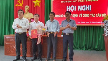 Huyện ủy Tân Thạnh công bố quyết định về công tác cán bộ Huyện ủy Tân Thạnh công bố quyết định về công tác cán bộ