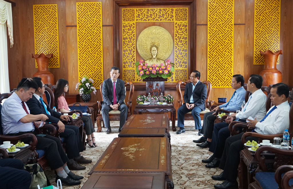 Secretary of Long An Party Committee - Nguyen Van Duoc receives delegation of Chungcheongnam-do province to pay a courtesy visit The delegation of Chungcheongnam-do province greet the leaders of Long An province