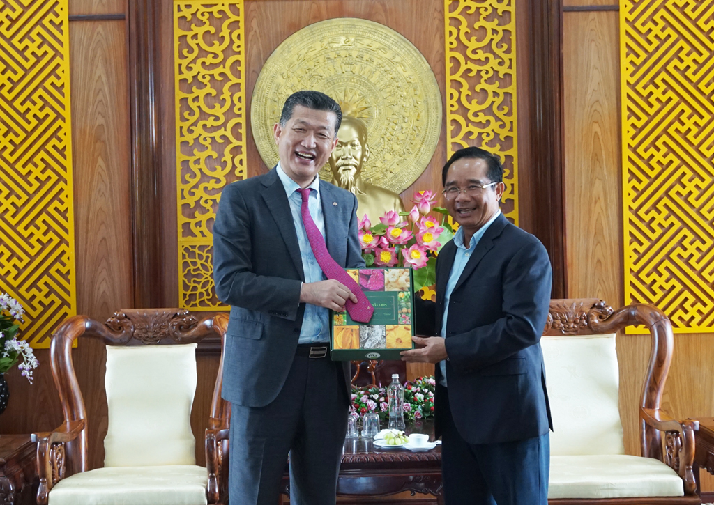 Secretary of the Provincial Party Committee, Chairman of the Long An People's Council - Nguyen Van Duoc (R) gives a gift to thank Mr. Man Pyo Hong for his visit to Long An province