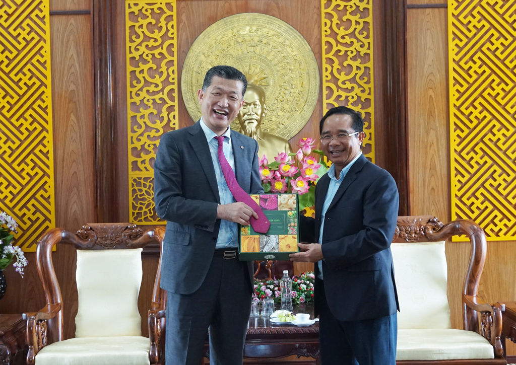 Secretary of Long An Party Committee - Nguyen Van Duoc receives delegation of Chungcheongnam-do province to pay a courtesy visit Secretary of the Provincial Party Committee, Chairman of the Long An People's Council - Nguyen Van Duoc (R) gives a gift to thank Mr. Man Pyo Hong for his visit to Long An province