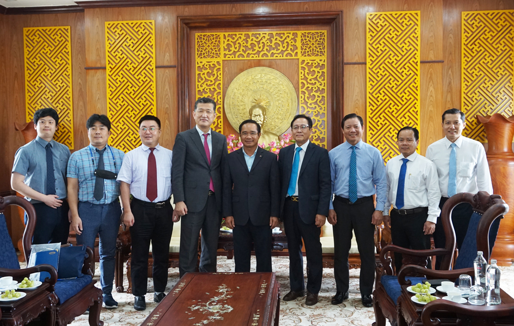 Secretary of Long An Party Committee - Nguyen Van Duoc receives delegation of Chungcheongnam-do province to pay a courtesy visit Leaders of Long An province take souvenir photos with members of the delegation of Chungcheongnam-do province