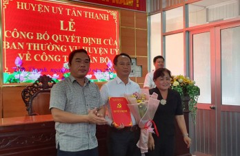 Huyện ủy Tân Thạnh công bố quyết định về công tác cán bộ Huyện ủy Tân Thạnh công bố quyết định về công tác cán bộ