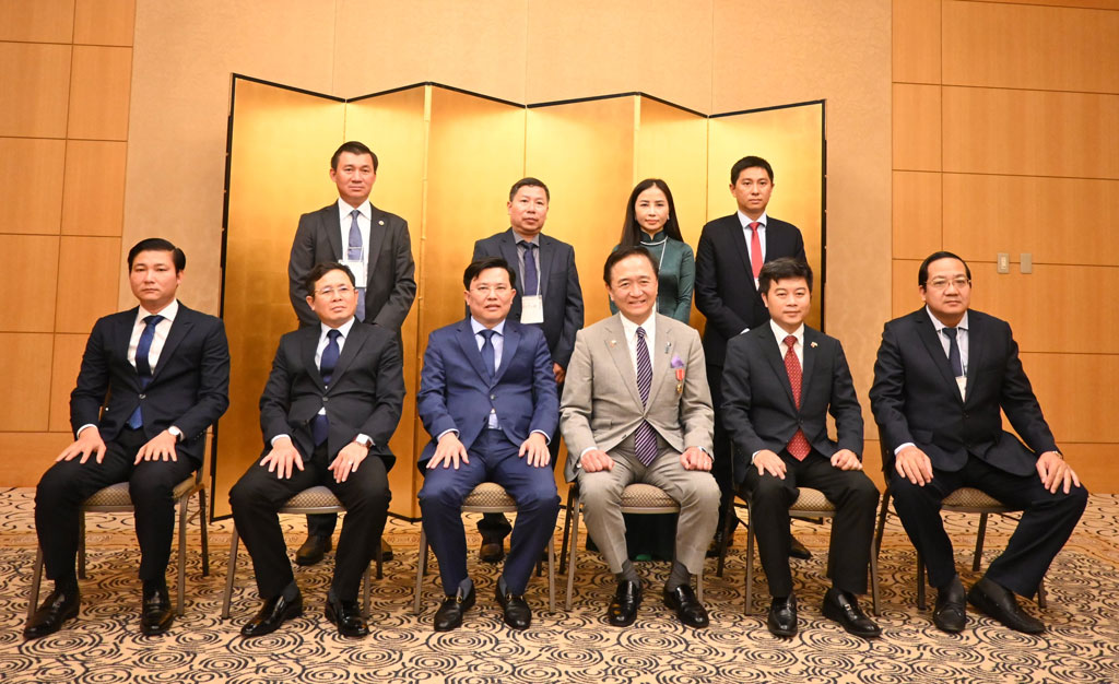 Long An attends Vietnam Investment Environment Forum in Kanagawa prefecture, Japan The delegation of Long An province takes souvenir photos with the Governor of Kaganawa prefecture