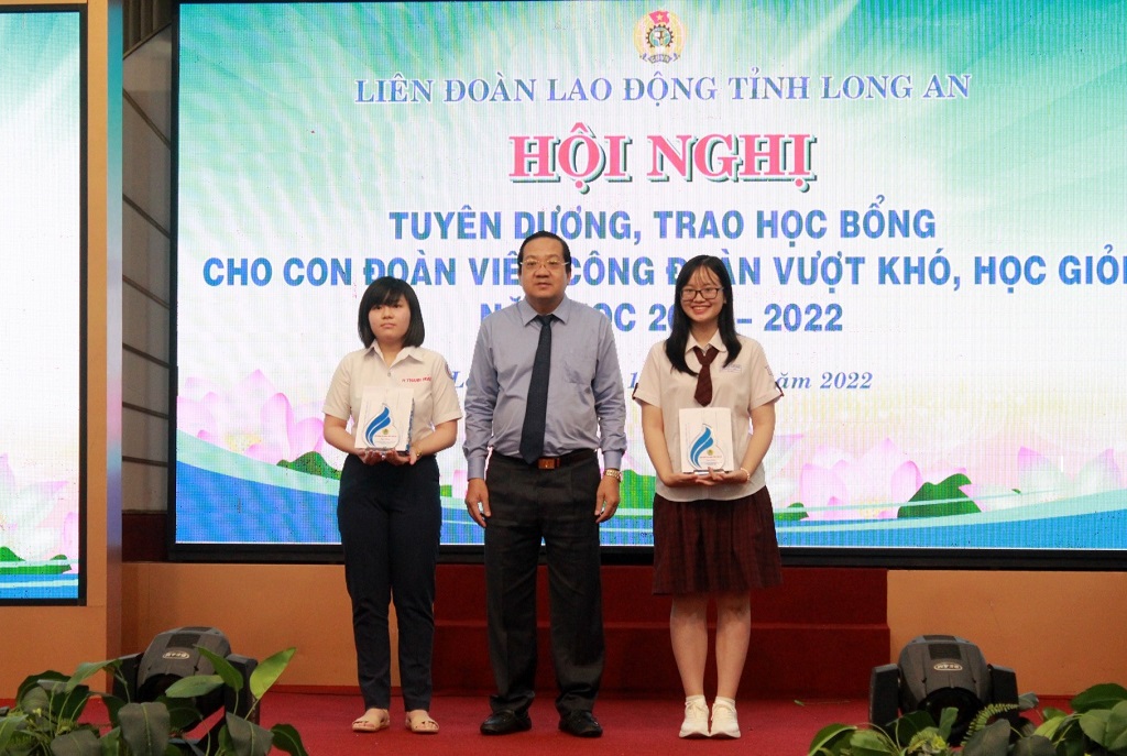 Tuyên dương, khen thưởng và trao học bổng cho con đoàn viên công đoàn vượt khó, học giỏi