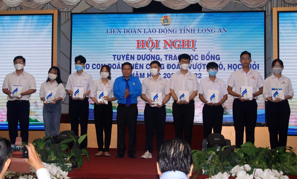 Tuyên dương, khen thưởng và trao học bổng cho con đoàn viên công đoàn vượt khó, học giỏi