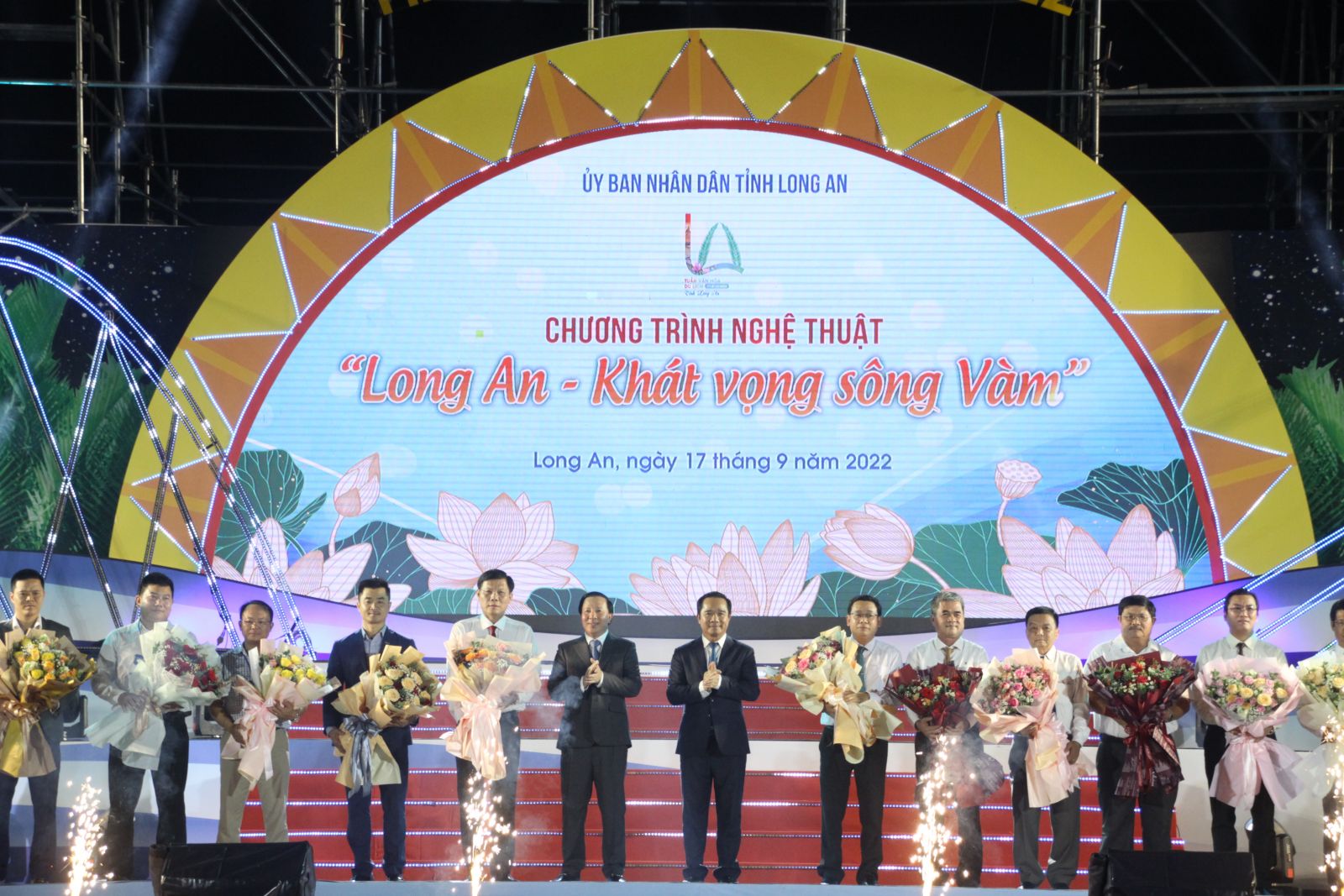 Member of the Party Central Committee, Secretary of the Provincial Party Committee, Chairman of the Provincial People's Council - Nguyen Van Duoc; Deputy Secretary of the Provincial Party Committee, Chairman of the Provincial People's Committee - Nguyen Van Ut present flowers to donors in the opening ceremony