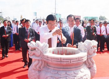 Dâng hương Kỷ niệm 55 năm ngày tỉnh Long An được phong tặng tám chữ vàng