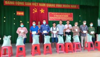 Thạnh Hoá: Thăm, tặng quà các đối tượng chính sách, xã hội theo Chương trình Về nguồn năm 2022 Thạnh Hoá: Thăm, tặng quà các đối tượng chính sách, xã hội theo Chương trình Về nguồn năm 2022