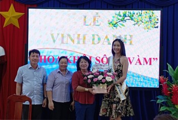 Hoa khôi sông Vàm năm 2022 Huỳnh Đào Diễm Trinh được vinh danh