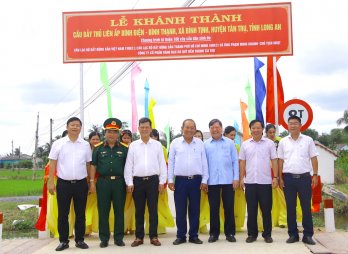 Nguyên Phó Thủ tướng Thường trực Chính phủ - Trương Hòa Bình dự khánh thành cầu Bảy Thủ tại huyện Tân Trụ