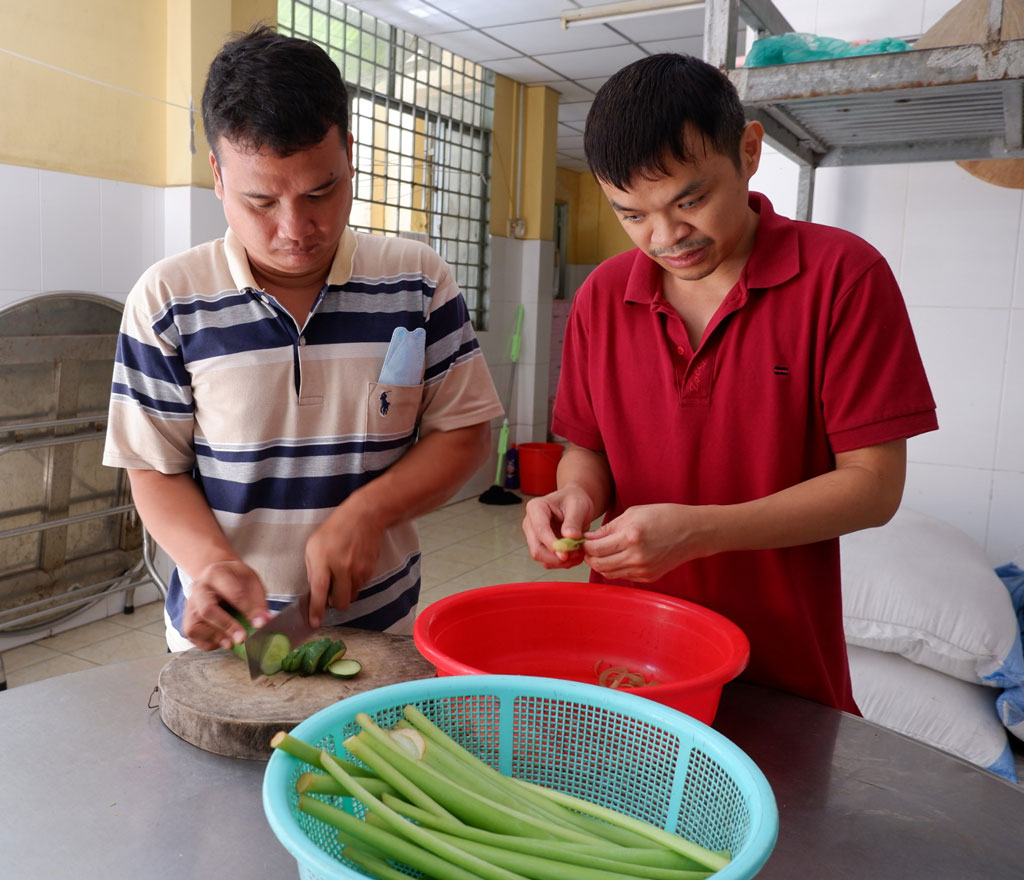 Đồng hành, sẻ chia cùng người yếu thế