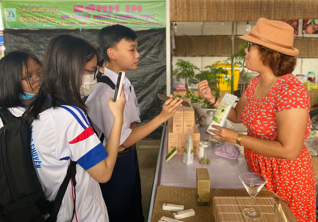 Long An: Học sinh trải nghiệm với làng nghề, đặc sản địa phương