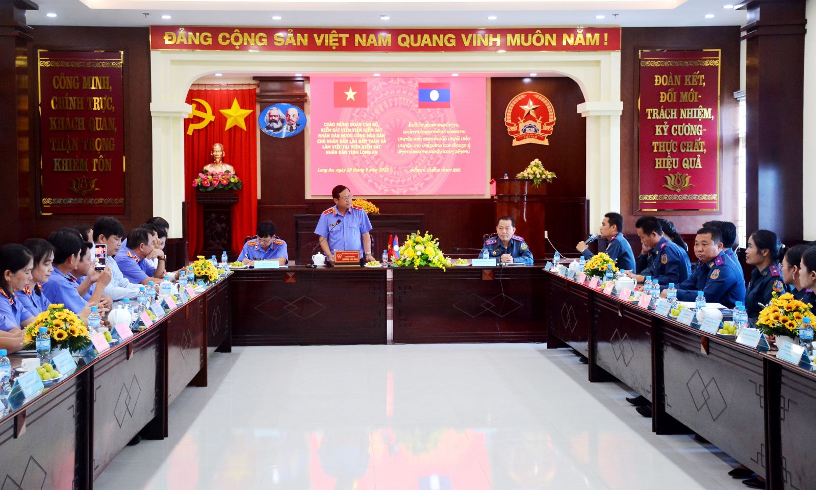 People's Procuracy of Lao People's Democratic Republic visits and works in Long An Provincial People's Procuracy and the delegation of the People's Procuracy of Lao PDR exchange information and share practical experiences in performing their tasks