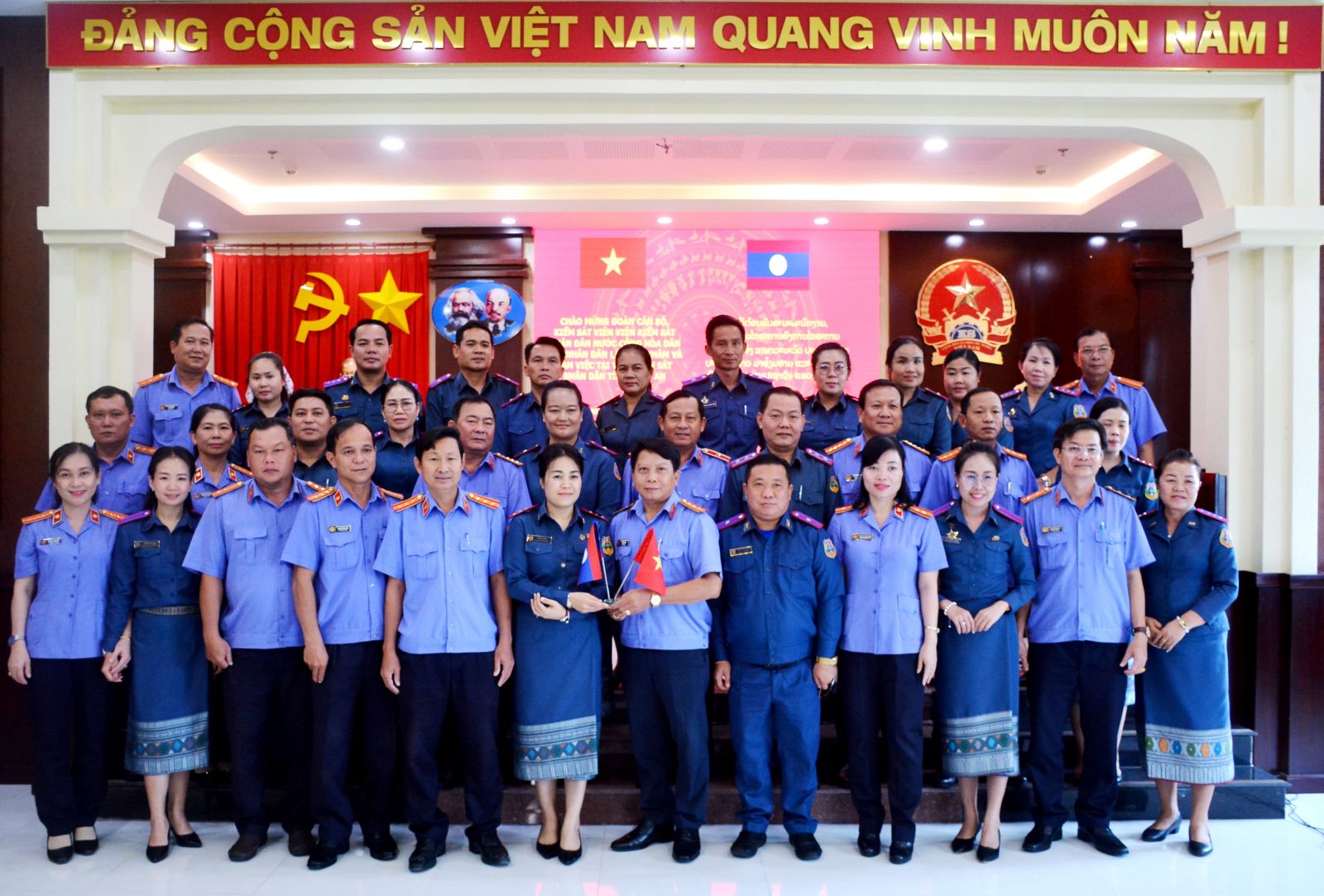 The delegation of the People's Procuracy of Lao PDR takes souvenir photos with the Provincial People's Procuracy