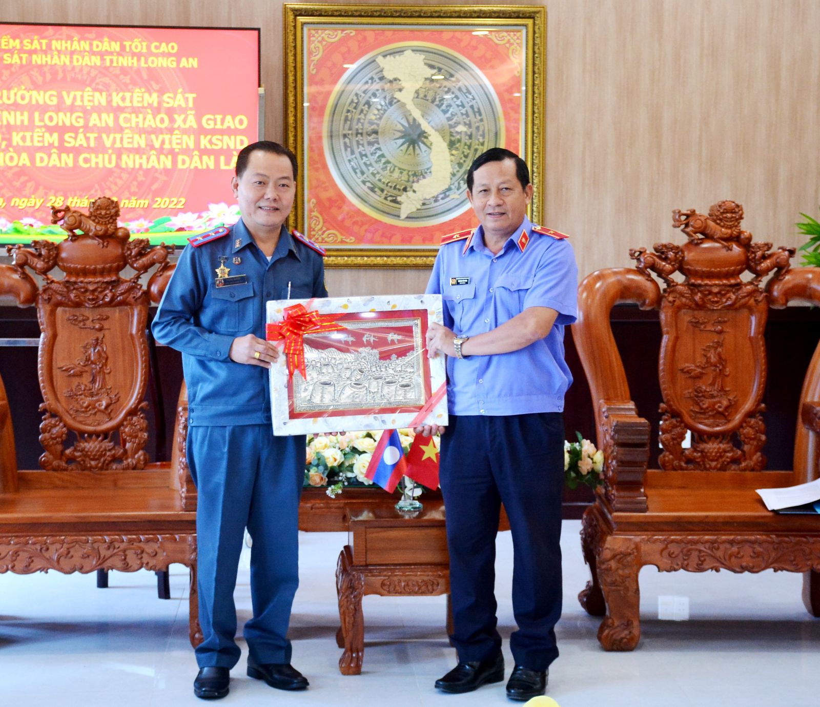 People's Procuracy of Lao People's Democratic Republic visits and works in Long An Deputy Director General of Organization and Personnel, People's Procuracy of Lao PDR - Khamnouthone Sounvileoth presents souvenirs to the Provincial People's Procuracy