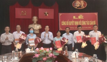 Thị xã Kiến Tường công bố các quyết định về công tác cán bộ