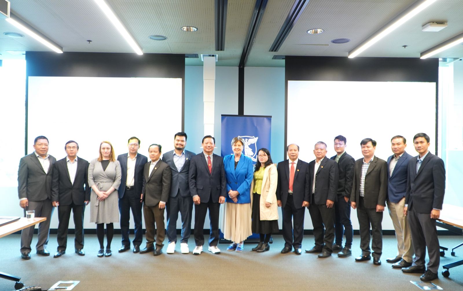 The provincial delegation take a souvenir photo with the school