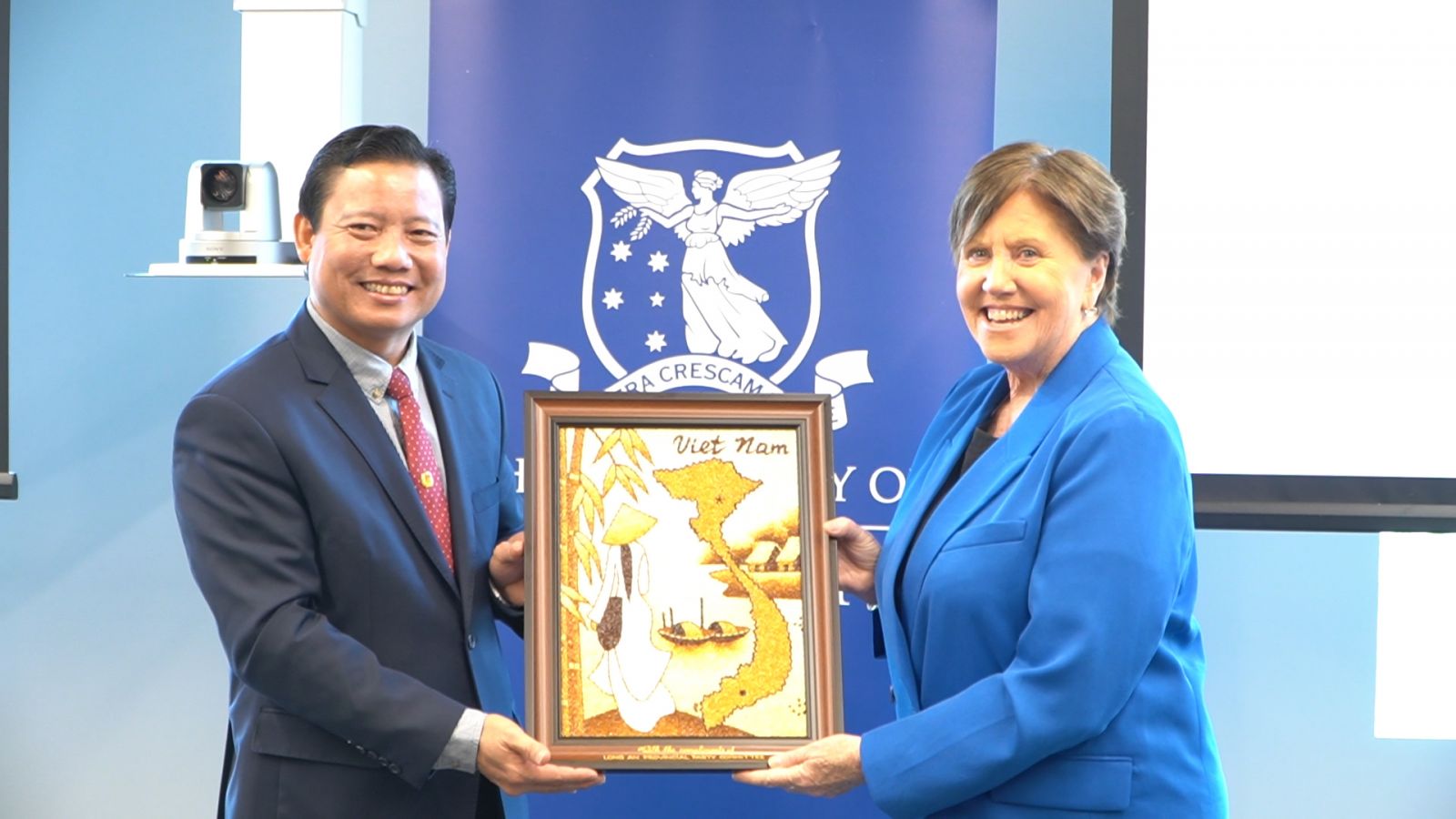 Vice Chairman of Long An Provincial People's Committee - Pham Tan Hoa presents souvenirs to the school