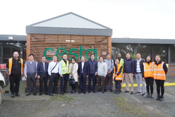 The provincial delegation takes a photo with the Costa - Melbourne Management Board 
