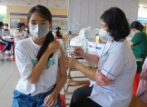 Nỗ lực bao phủ vắc-xin phòng Covid-19 cho học sinh và người lao động
