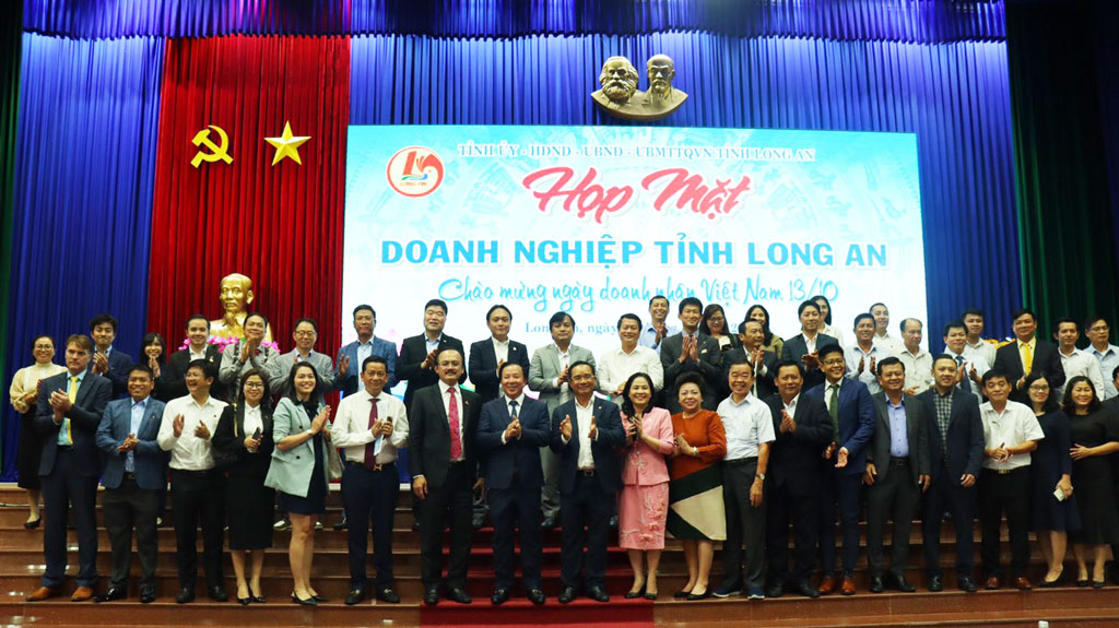 meeting to celebrate the 18th anniversary of vietnamese entrepreneurs ?? day