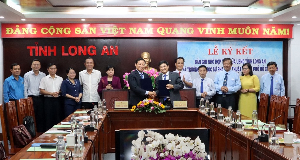 Vice Chairman of the Provincial People's Committee - Pham Tan Hoa, Vice Rector of HCMCUTE - Assoc. Dr. Le Hieu Giang sign an MoU