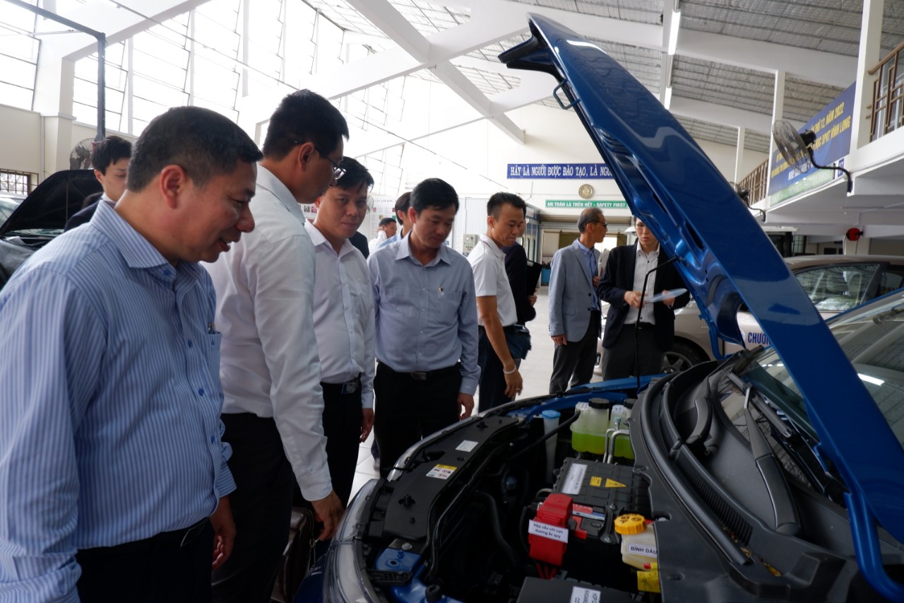 The delegation visits facilities and equipment at Vinh Long University of Technology and Education