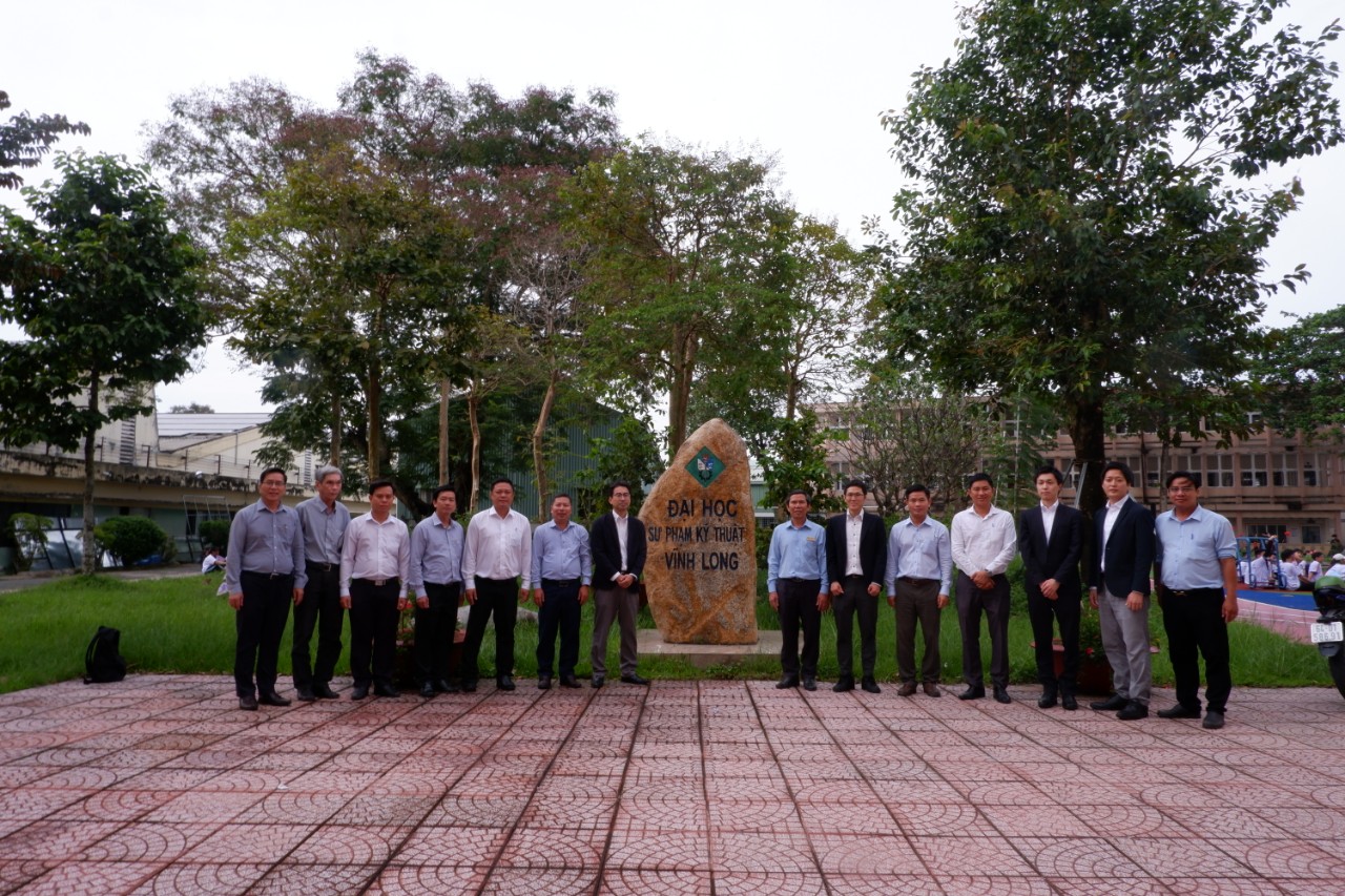 Delegates take souvenir photos at Vinh Long University of Technology and Education