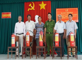 Ra mắt mô hình ‘Tổ liên gia an toàn phòng cháy, chữa cháy’ khu phố Bình Cư 3, phường 6, thành phố Tân An
