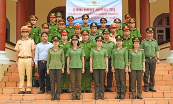 Công an huyện Vĩnh Hưng tổ chức sinh hoạt chính trị và thực hiện công tác an sinh xã hội