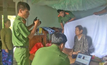 Công an thị xã Kiến Tường đến tận nhà làm căn cước công dân cho người già, tàn tật Công an thị xã Kiến Tường đến tận nhà làm căn cước công dân cho người già, tàn tật