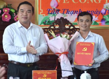 Tân Thạnh công bố các quyết định về công tác cán bộ Tân Thạnh công bố các quyết định về công tác cán bộ