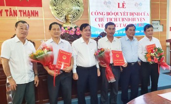 Tân Thạnh công bố các quyết định về công tác cán bộ Tân Thạnh công bố các quyết định về công tác cán bộ